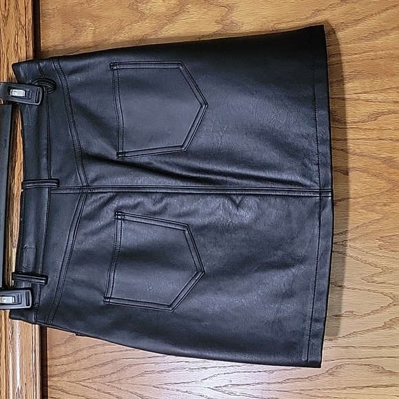 Forever 21 Women's mini faux leather skirt | size S - Picture 3 of 4
